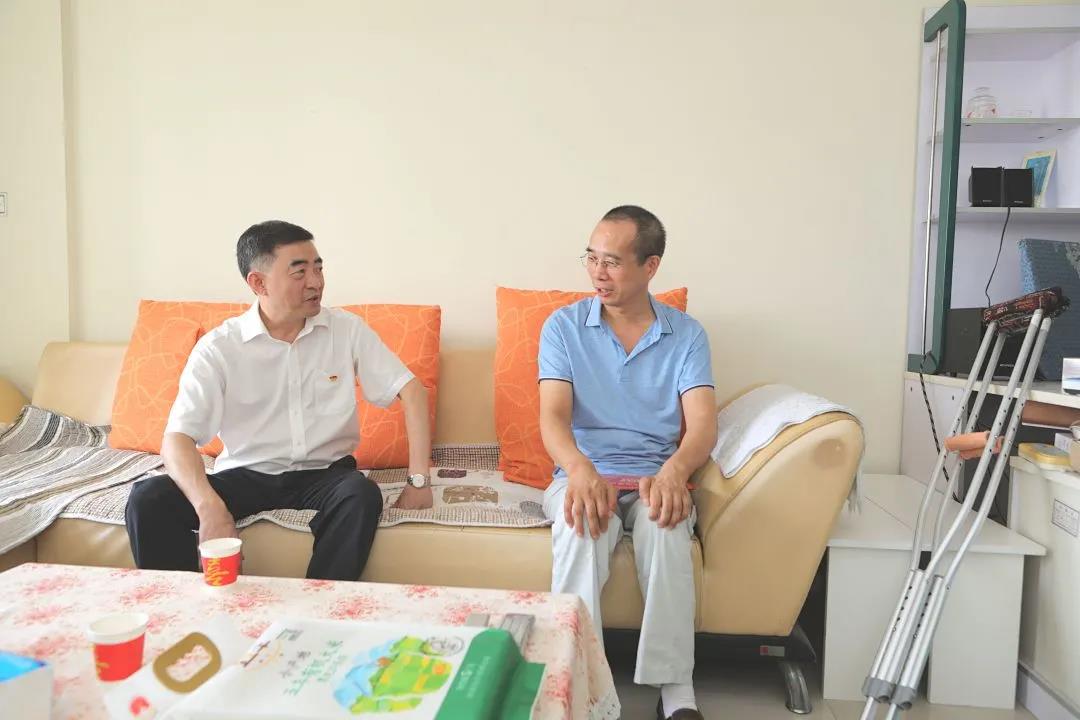 蜀道集團黨委副書記、董事鄒蔚走訪慰問四川路橋困難黨員