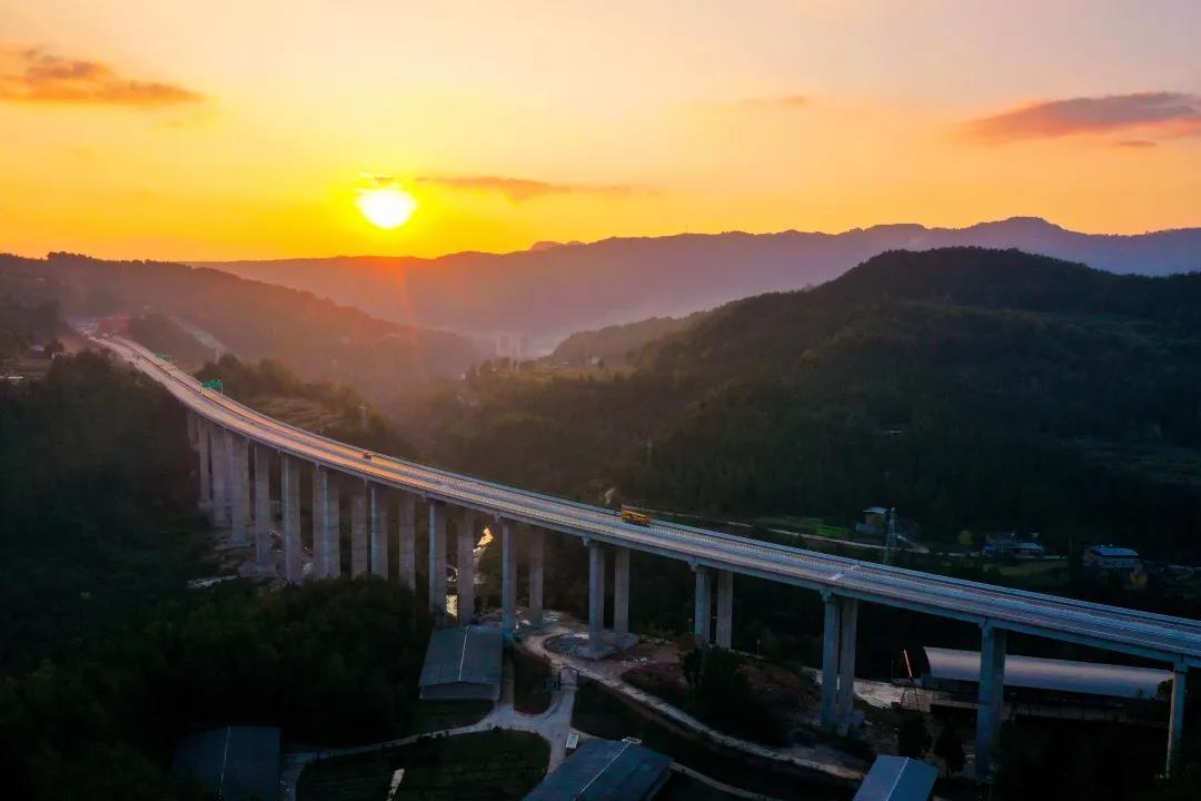 奮戰(zhàn)開門紅 | 鎮(zhèn)廣高速王通段建成通車！