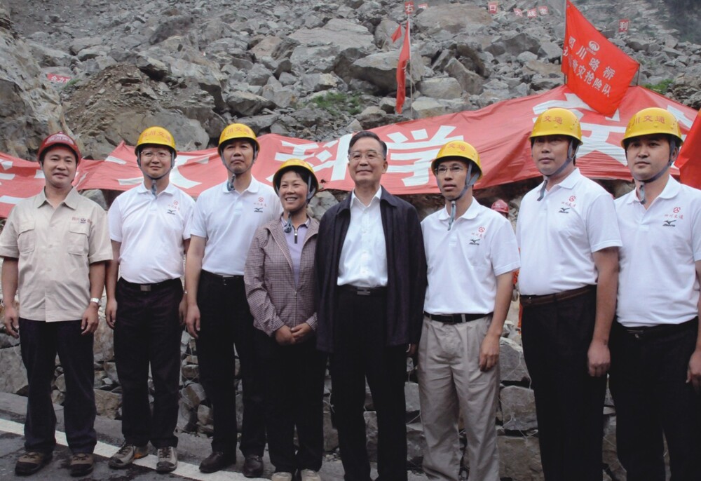 “5.12”抗震救災期間，溫家寶同志視察公司搶通的國道213都汶公路.jpg