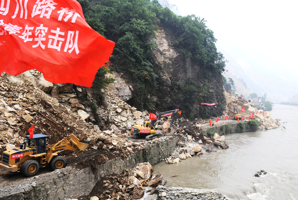 “5.12”汶川大地震后，四川路橋搶險隊全力搶通都汶公路