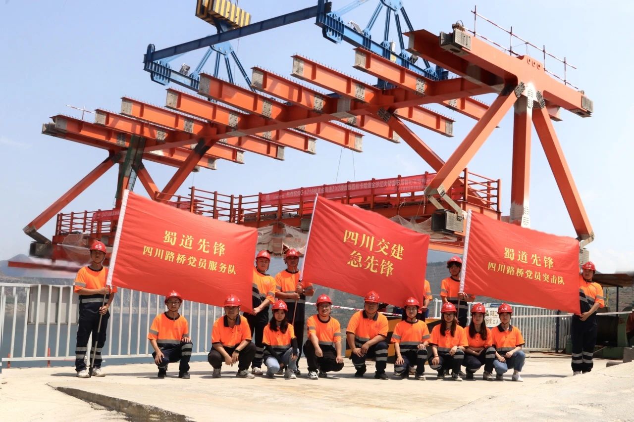 卡哈洛金沙江大橋！鋼桁梁“走軍姿”