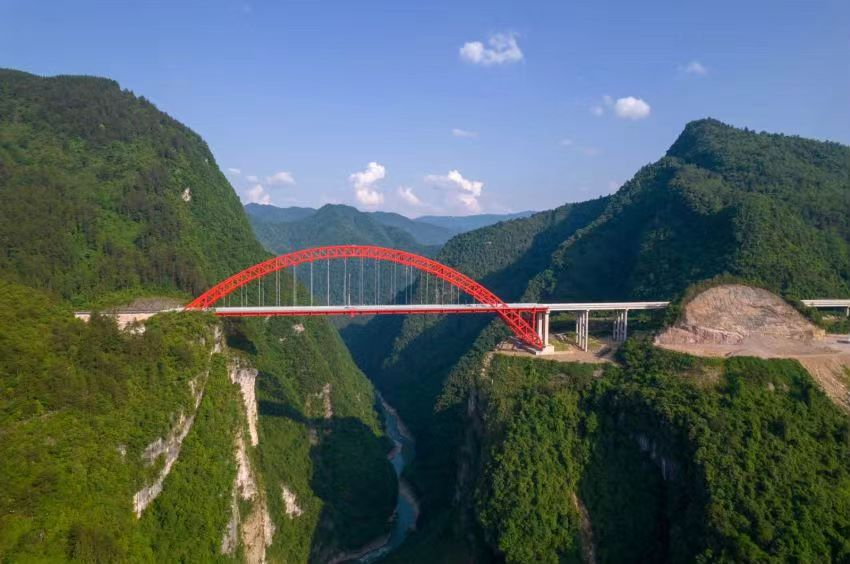 30輛重卡900噸“壓橋”！蜀工檢測(cè)公司圓滿完成湖北宜來高速溇水河特大橋荷載試驗(yàn)檢測(cè)