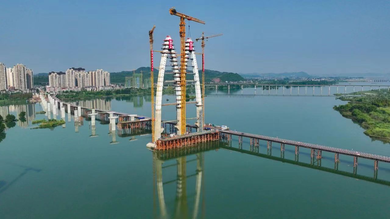 媒體關(guān)注 | 清水出芙蓉！遂寧市涪江六橋主塔順利封頂