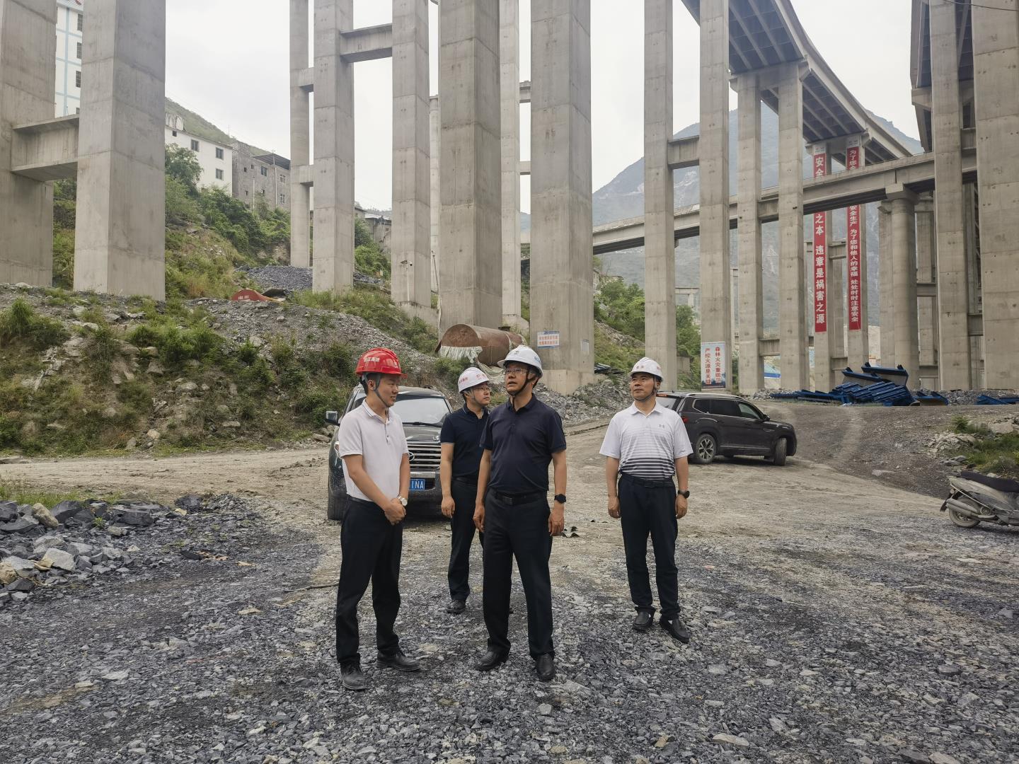 四川路橋黨委委員、紀(jì)委書記焦利軍帶隊(duì)赴路航公司、華東公司項(xiàng)目一線開展防汛督導(dǎo)和調(diào)研檢查